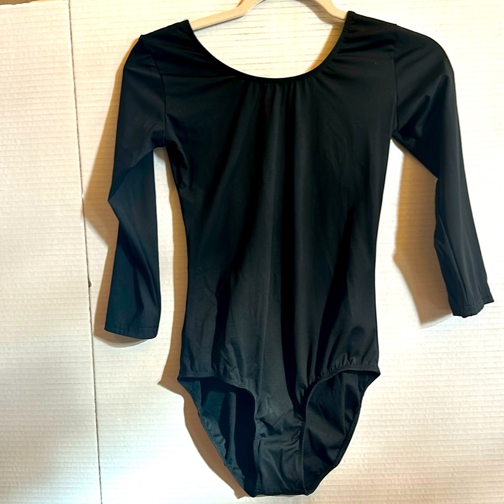Black 3/4 sleeve scoop neck leotard
